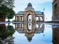 Odbicie zabytkowej budowli w kałuży po deszczu. Warto zobaczyć to miejsce w Szczecinie, szczególnie po opadach.