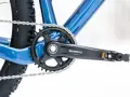 Jak odkręcić pedały w rowerze? Widok na korbę Shimano, łańcuch i fragment ramy roweru.