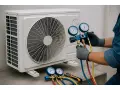 Tecnico controlla il gas nel condizionatore con manometri.