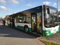 Autobus MAN na przystanku w Szczecinku. Sprawdź szczecinek rozkład jazdy autobusów, by zaplanować podróż.
