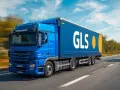 Niebieska ciężarówka GLS pędzi autostradą. Kierowcy tej firmy mogą liczyć na dobre gls zarobki.