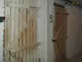 Dwie drewniane drzwi do piwnicy, proste w budowie, idealne do zrobienia samemu.
