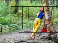 Une femme en tenue jaune et bleue, appuyée contre un arbre, illustre les différents plans d'une image, un vrai défi photo.