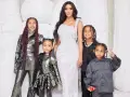 Kim Kardashian z dziećmi w błyszczących strojach. North, Saint, Chicago i Psalm pozują do rodzinnego zdjęcia.