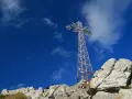 Giewont: imponujący krzyż na szczycie, symbol Tatr. Jego wysokość robi wrażenie na tle błękitnego nieba.