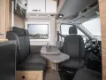 Interiör i husbil med sittgrupp, bord och förarplats. Kanske ett problem med kabe husbilar kan lösas med denna smarta planlösning.