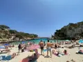 Majorka w kwietniu zachwyca pogodą. Tłumy plażowiczów cieszą się słońcem i krystalicznie czystą wodą w malowniczej zatoce.