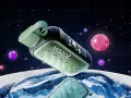 Vaper verde flotando en el espacio, sobre un planeta helado. Indicadores en pantalla para saber como saber si un vaper esta cargado.