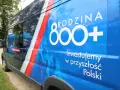 Niebieski van z napisem "RODZINA 800+" i hasłem "Inwestujemy w przyszłość Polski". To nie jest likwidacja 800 plus, a promocja programu.