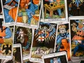 Rozłożone karty tarota, w tym "Le Pape" i "Le Bateleur", tworzą tajemniczą opowieść. Co to jest arkan? To właśnie te karty.
