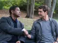 Denzel Washington i Pedro Pascal, obsada "Bez litości 2", siedzą na ławce i ściskają sobie dłonie.