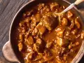 Gęsty, aromatyczny gulasz z mięsem na łyżce. Idealny sposób, jak zagęścić gulasz, by był sycący i pyszny.