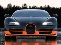 Czarny Bugatti Veyron z pomarańczowymi akcentami, gotowy do jazdy po mokrej nawierzchni.