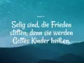Himmelblau mit Sternen und Bergen. Weiße Schrift: "Selig sind, die Frieden stiften; denn sie werden Gottes Kinder heißen." Matthäus 5,9.