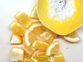 Frische Zitronenspalten und grobes Salz in einer gelben Schale – die perfekte Basis für viele Rezepte mit Zitrone.