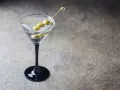 Elegancki dirty martini z oliwkami, gotowy do degustacji.