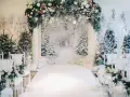 Magiczna ścieżka prowadzi do ołtarza pośród zimowych dekoracji ślubnych. Śnieżny las, choinki i białe krzesła tworzą bajkową atmosferę.
