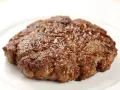 Jak zrobić idealne kotlety wołowe do hamburgerów? Krok po kroku