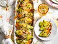 Deliziosi fiori di zucca al forno, ripieni e dorati, serviti su un piatto con un tocco di verde.