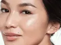 Rostro de mujer con piel radiante. Aprende cómo usar ácido glicólico para una piel luminosa y renovada.