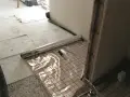 Rozwijana folia z siatką do ogrzewania podłogowego, przygotowywana pod szlichtę.