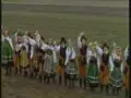 Zespół ludowy w barwnych strojach, jakby tańczył do "Grzegorz Ciechowski piejo kury piejo".