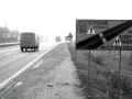 Znak na gierkówce ostrzega: "Jedź ostrożnie przed tobą przejście, na którym są dzieci. Może to twoje dziecko".