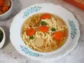 Aromatyczny rosół z kaczki z makaronem, marchewką i natką pietruszki. Idealny na chłodne dni.