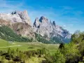 Panorami mozzafiato al Passo Rolle, con imponenti vette rocciose che si stagliano contro il cielo azzurro. L'altitudine regala un'aria pura e una vista indimenticabile.