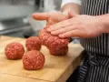 Twój idealny burger: Jak przygotować soczyste mięso krok po kroku?