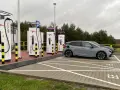 Szara Skoda Enyaq ładuje się na stacji Ionity Polska. Obok kolejne ładowarki i samochody elektryczne.