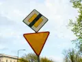 Znak "ustąp pierwszeństwa" i znak "koniec drogi z pierwszeństwem" informują o skrzyżowaniu z drogą podporządkowaną.