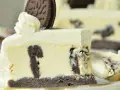 Pyszny sernik Oreo z kawałkami ciastek, idealny na deser. Ten sernik Oreo przepis to strzał w dziesiątkę!