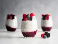 Trois verres de pudding de chia aux fruits rouges et aux baies. Un délice sain et coloré.