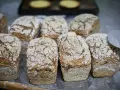 Świeżo upieczone bochenki chleba, idealne na domowy przepis. Ich chrupiąca skórka i miękki środek zachęcają do spróbowania.