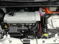 Silnik hybrydowy Toyoty Yaris 3 z napisem "HYBRID SYNERGY DRIVE".