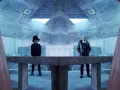 Pet Shop Boys in futuristischer Betonarchitektur. Neil Tennant mit Zylinder, Chris Lowe im glänzenden Mantel.