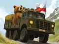 Dziadek i niedźwiadek w wojskowej ciężarówce z polską flagą, jadą przez góry.