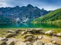 Morskie Oko, jedno z najpiękniejszych miejsc w Polsce na weekend, zachwyca krystalicznie czystą wodą i majestatycznymi Tatrami.