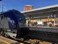 Pociąg PKP Intercity na stacji Szczecin Główny. Ludzie czekają na peronie, gotowi do podróży.