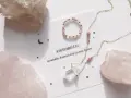 Delikatna biżuteria z kryształem i różowymi kamieniami, idealna dla Koziorożca. Czy to onyks dla jakiego znaku zodiaku?