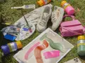 Pinceaux, palette, toiles et baskets sur l'herbe. Combien de couche de gesso sur une toile ? Difficile à dire, mais l'inspiration est là !
