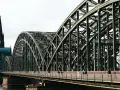 Most Hohenzollernbrücke w Kolonii, z widocznym w tle Kölner Dom. Most jest pełen kłódek miłości.