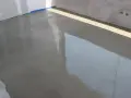 Świeżo wylana, gładka posadzka w nowym budownictwie, odbijająca światło.