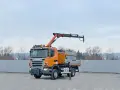 Pomarańczowy **Scania R420** z HDS gotowy do pracy. Ciężarówka z podnośnikiem hydraulicznym i skrzynią ładunkową.