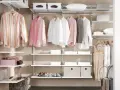 Clevere kleine Ankleidezimmer Ideen: Hemden, Kleider, Schuhe und Boxen ordentlich verstaut.