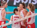 Siatkarki reprezentacji Polski świętują zwycięstwo. Uśmiechnięte zawodniczki w biało-czerwonych strojach otaczają się nawzajem.