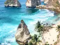 Rajska plaża z palmami i turkusową wodą. Zastanawiasz się, ile się leci na Bali, by zobaczyć taki widok?