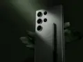 Elegancki samsung s23 aparat z piórkiem S Pen, otoczony ciemnozielonymi liśćmi.
