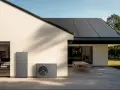 Modernes Haus mit Solaranlage auf dem Dach und Wärmepumpe. Ein Energiekonzept, das u wert optimiert und die Umwelt schont.